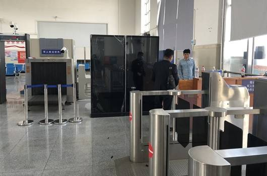 65寸立式液晶显示广告机布局广西南宁靖西火车站-羿睿科技案例展示