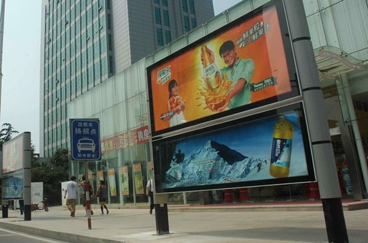 羿睿液晶广告机